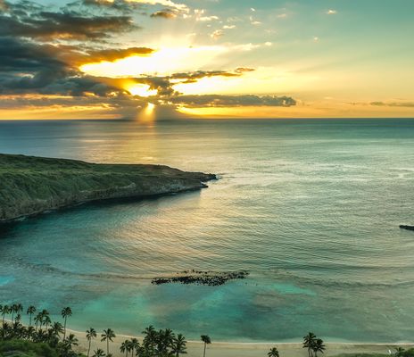 Meer und Strand bei Sonnenuntergang Hawaii