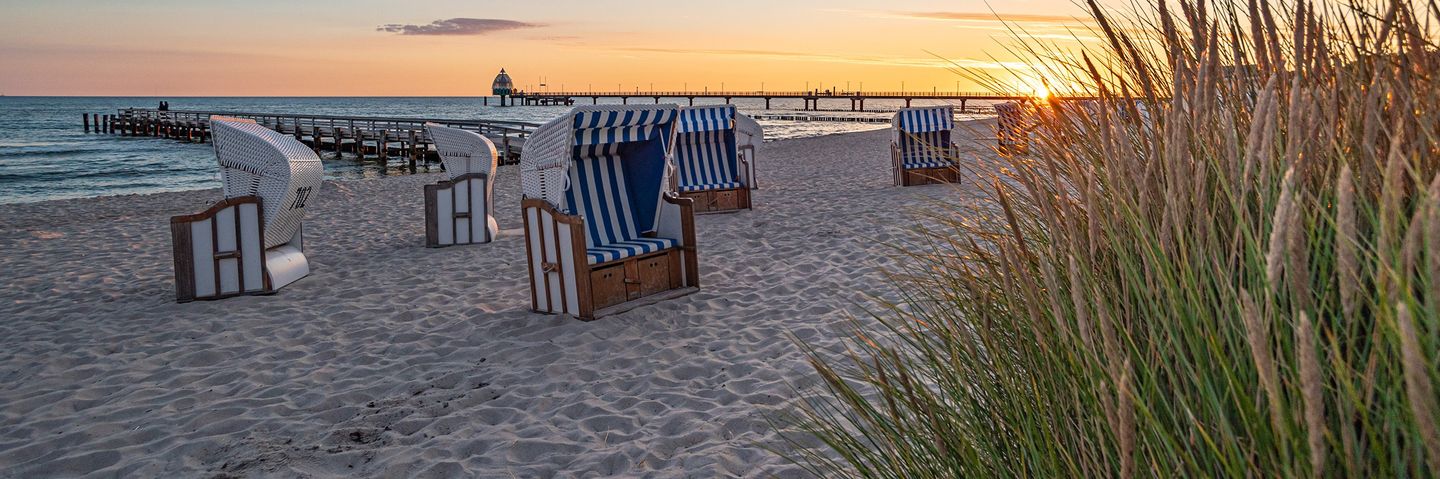 Strandkörbe am Strand bei Sonnenuntergang