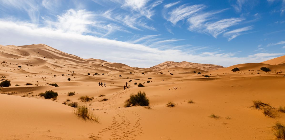 Sanddünen mit Fußspuren in der Sahara.