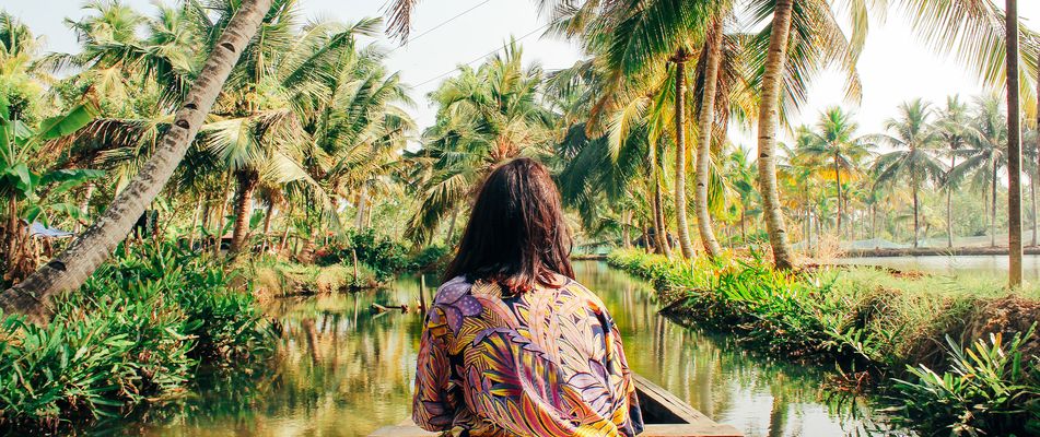 Frau im Boot in Indien