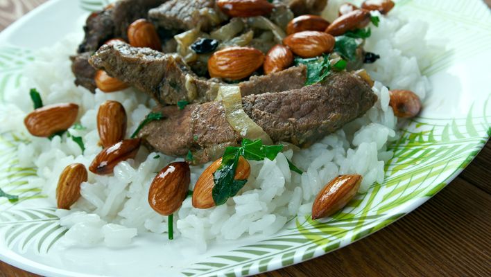 Jordanisches Mansaf mit Lammfleisch, Reis und Mandeln wird auf einer großen Platte serviert