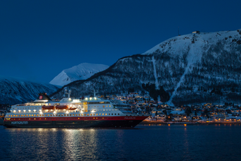 Kreuzfahrtschiff beleuchtet bei Nacht