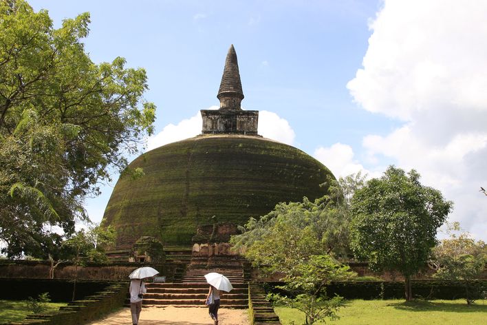 Antike Stupa in Polonnaruwa, Sri Lanka, umgeben von tropischer Vegetation