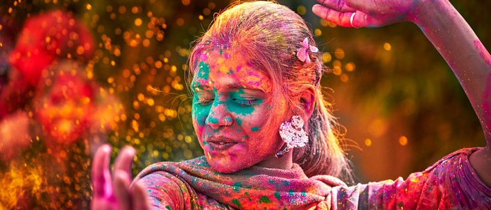 Frau beim Holi Festival 