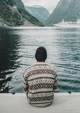 Mann blickt auf Kreuzfahrtschiff