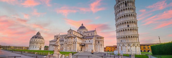 Blick auf den schiefen Turm von Pisa in der Stadt Pisa mit rosa Himmel