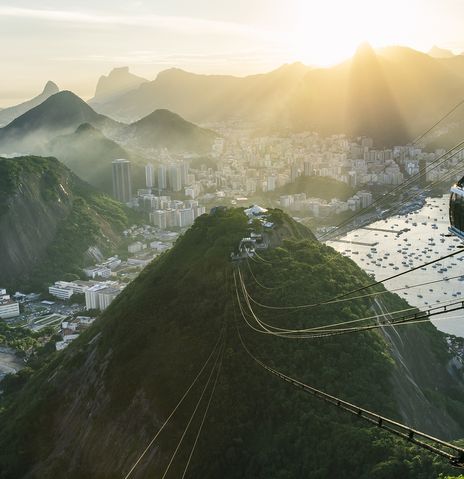 Luftaufnahme von Rio de Janeiro mit Zuckerhut, Stränden und Morgenlicht