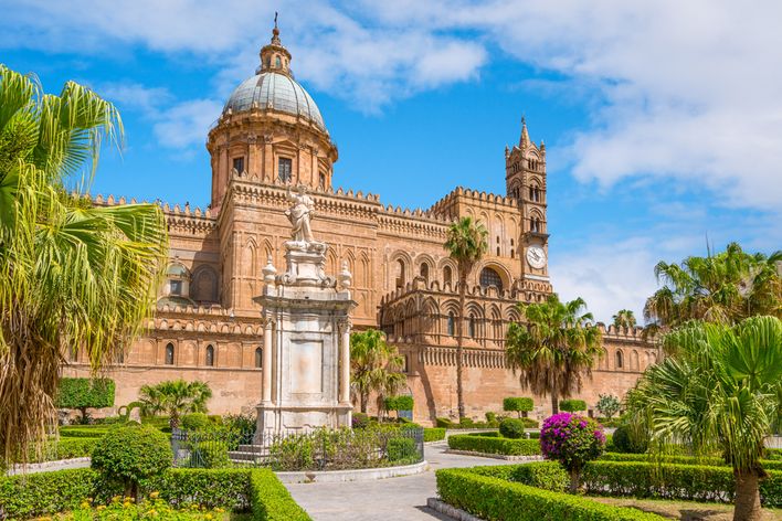 Kathedrale von Palermo mit Garten und Palmen