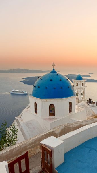 Kreuzfahrtschiff vor Santorini