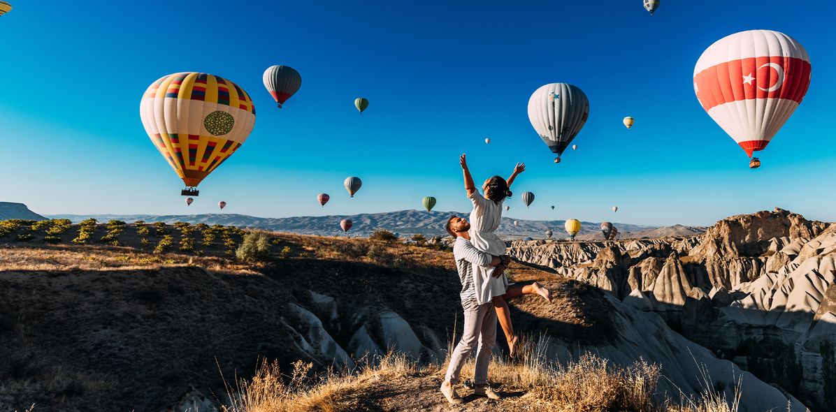 Heißluftballons in der Felsenlandschaft Kappadokiens