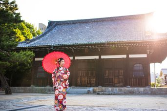 Geischa Frau vor Tempel