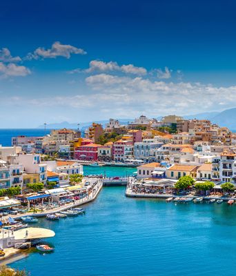 Luftansicht auf den Hafen und die Altstadt von Agios Nikolaos auf Kreta in Griechenland