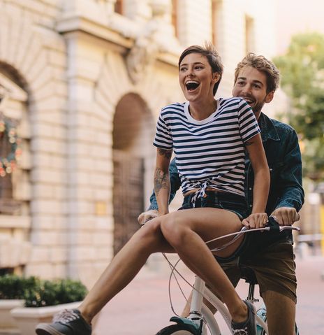 Paar auf Fahrrad in deutscher Stadt