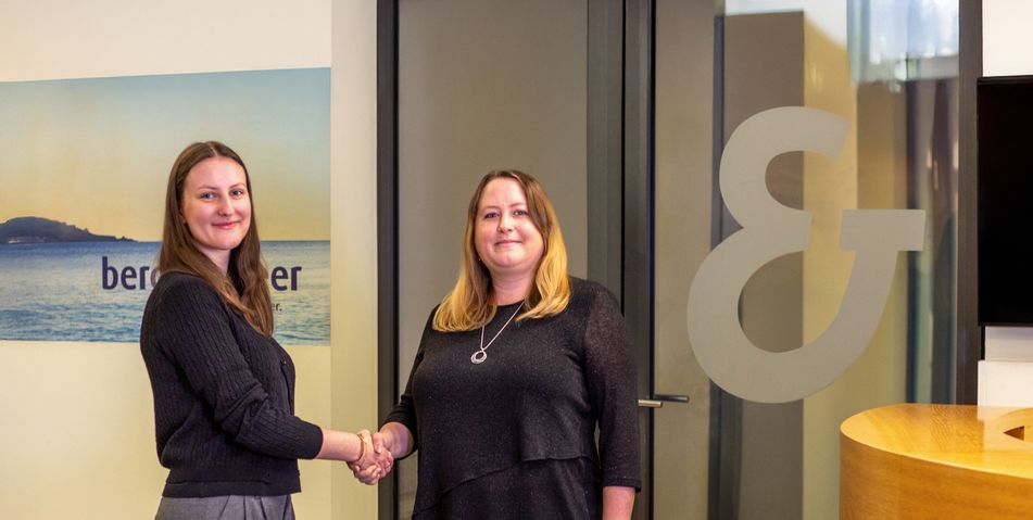 Auszubildende Charlotte und Ausbildungsleiterin Daniela geben sich die Hand