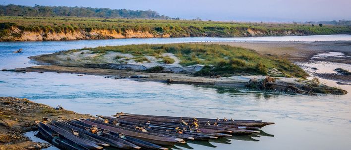 Landschaft mit kleinen Booten im Bardia Nationalpark im westlichen Tiefland von Nepal