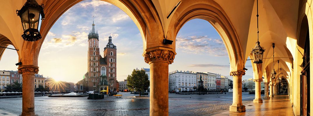 Arkadenblick in Krakau mit Weichsel, Altstadt und warmem Abendlicht
