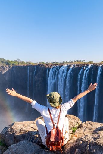 Frau bei den Wasserfällen in Simbabwe