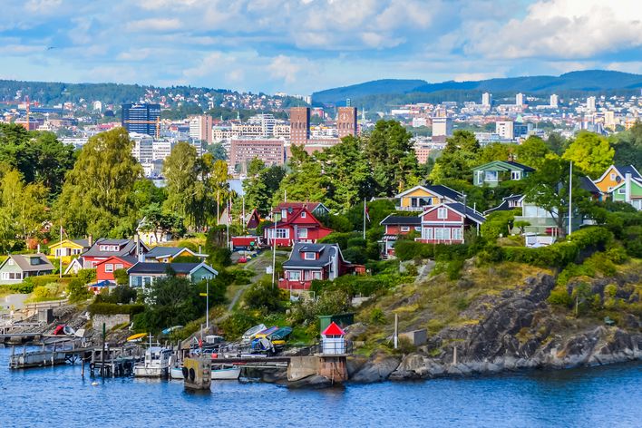 Blick auf traditionelle norwegische Hütten im Oslofjord, Norwegen