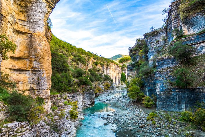 Blick hinein in die Osum Schlucht mit seinem leuchtend türkisfarbenem Wasser und steilen Felswänden, Albanien