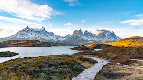 Holzsteg durch die weite Landschaft des Nationalparks Torres del Paine