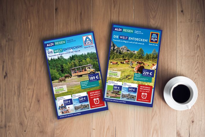 ALDI-Reisemagazin Titelblätter der Ausgabe Nord & Süd Juli 2026 auf Holztisch liegend