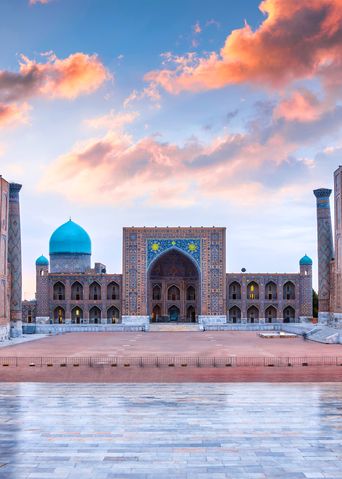 Blick auf den Registan-Platz in Samarkand mit Medresen und Kuppeln