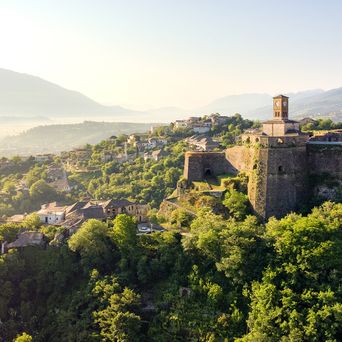 Die malerische Bergstadt Gjirokastra in Albanien mit ihren traditionellen Häusern und der Festung auf dem Berg