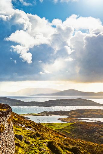 Ein Bus fährt entlang der Landschaft am Ring of Kerry in Irland