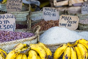 Markt in Sansibar mit Bananen und Gewürzen