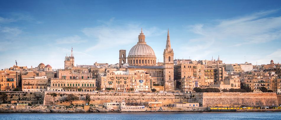 Blick aus der Ferne auf die Skyline von Valletta mit den ausgeprägten Gebäuden, Malta