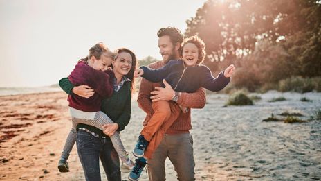 Familie am Strand im Herbst
