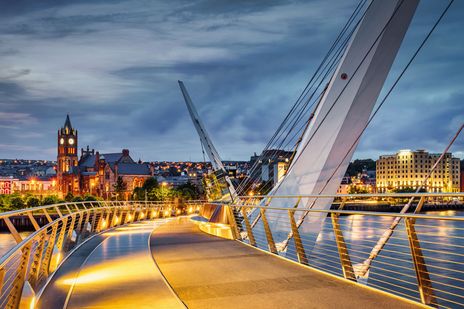 Brücke in Derry in Irland bei Nacht