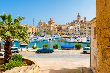 Blick auf den Hafen von Senglea mit Booten und Kirchen im Hintergrund auf Malta