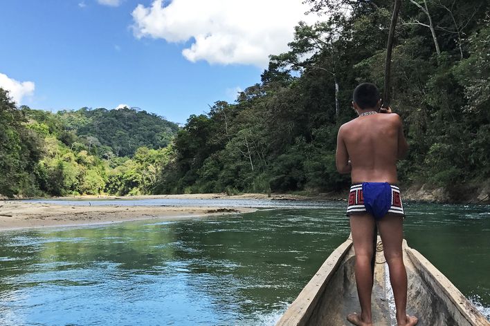 Mann auf Boot in Panama