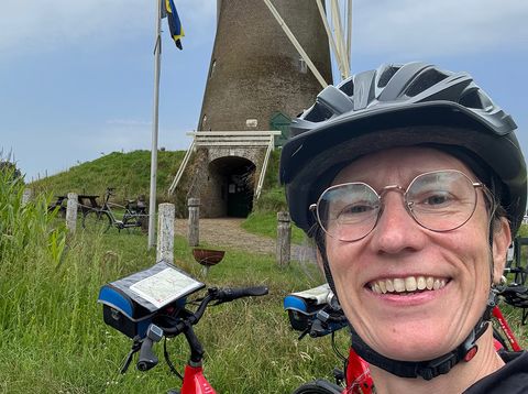 Kollegin Manuela in den Niederlanden mit dem Fahrrad