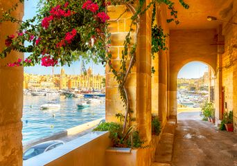 Schöne Gasse mit Blick auf den Grand Harbour in Birgu auf Malta