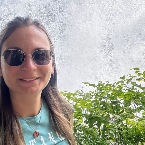 Berge & Meer-Mitarbeiterin Tina vor Wasserfall in Norwegen