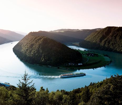 Blick auf eine Flusskreuzfahrt mit der A-Rosa auf der Donau