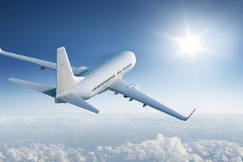 Ein Flugzeug im Himmel