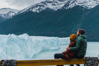 Reisende vor dem Perito-Moreno-Gletscher mit Blick auf das massive Eisfeld