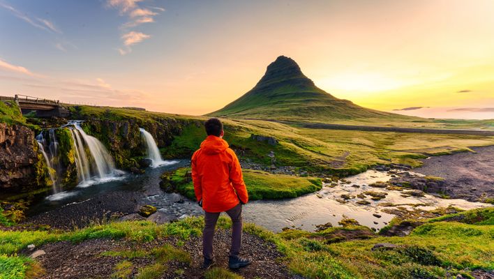 Mann beim Wandern auf Island