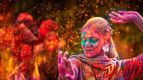 Frau am Holi Festival in Indien
