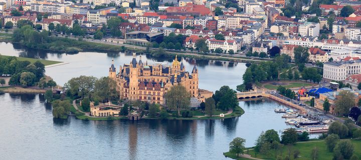 Luftaufnahme vom Schweriner Schloss