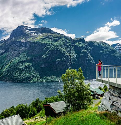 Frau am Geirangerfjord