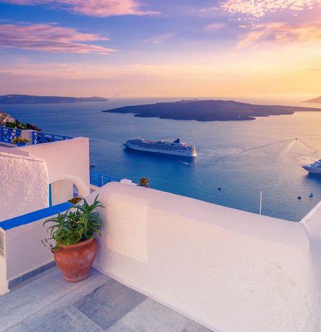 Kreuzfahrtschiff vor Santorini