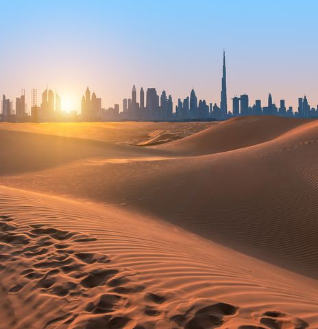 Wüste und Skyline von Dubai