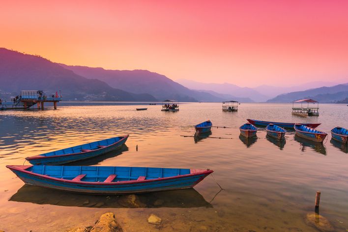 Boote am See in Nepal