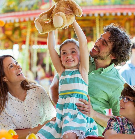 Familie auf einer Kirmes