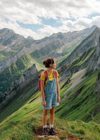 Frau beim Wandern in Appenzell