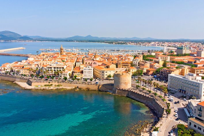 Altstadt von Alghero mit Hafen und Küste auf Sardinien